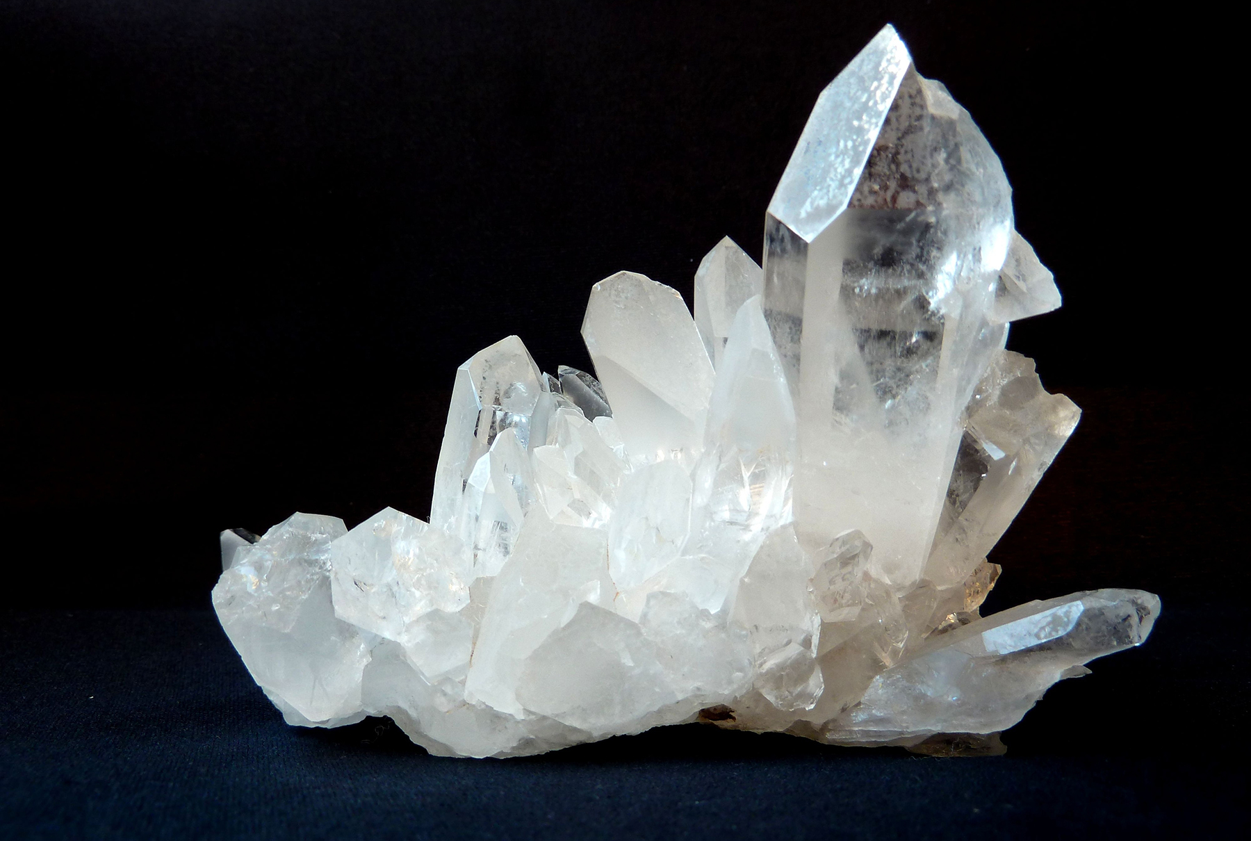 A close-up picture of a quartz crystal